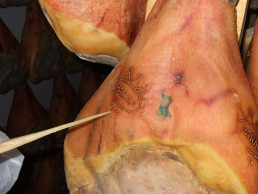 fase della puntatura per verificare la stagionatura del Prosciutto Crudo